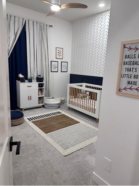 Shared Nursery And Toddler Room, Toddler Boy Room Decor Ideas, Organization Kids Room, Triplets Nursery, Modern Baby Boy Nursery, Organization Nursery, Baby Room Closet, King Room, Cozy Baby Room