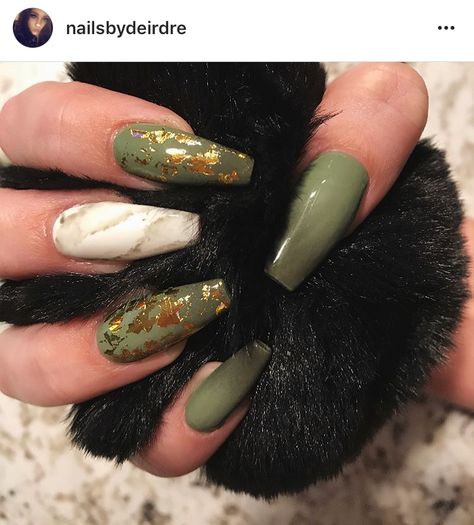 Olive green nails with gold flakes Olive Nails, French Pedicure, Dark Green Nails, Green Nail Designs, Fall Acrylic Nails, Dark Nails, Autumn Nails, Coffin Nails Designs, Gold Flakes