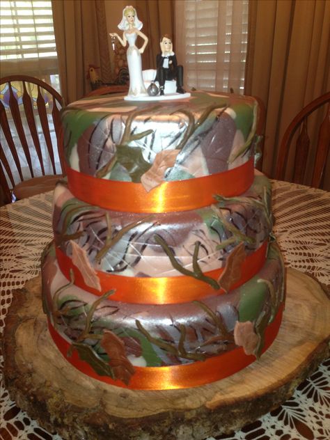 Camo Wedding Cake!   Keywords: #camoweddings #jevelweddingplanning Follow Us: www.jevelweddingplanning.com  www.facebook.com/jevelweddingplanning/ Hunting Themed Wedding, Camo Wedding Cake, Camo Cakes, Camo Cake, Camo Wedding Cakes, Camo Wedding Dresses, Hunting Cake, Hunting Wedding, Themed Wedding Decorations