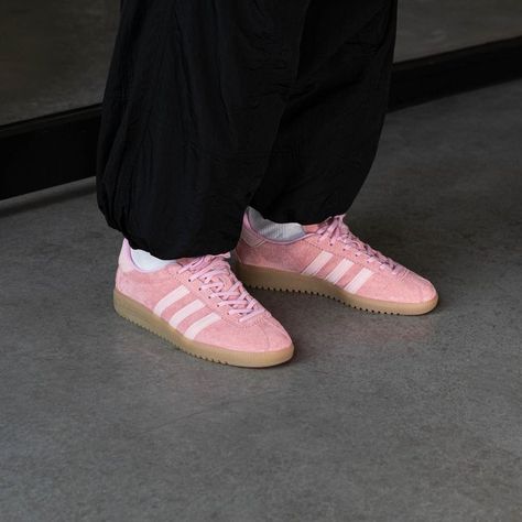 Adidas Bermuda Pink, Pink Sambas Adidas, Pink Samba Adidas, Adidas Pink Shoes, Pink Sambas, Pink Aesthetic Pictures, Bermuda Adidas, Adidas Bermuda, Pink Adidas Shoes