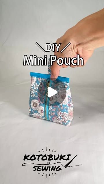 How To Make Phone Cover, Card Wallet Pattern, Keychain Pattern, Pouch Sewing, Crochet Keychain Pattern, Fibre And Fabric, Sewing Things, Handmade Inspiration, Mini Pouch