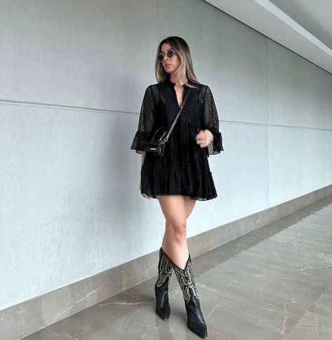 Styling Black Cowboy Boots Women, Outfit Con Cowboy Boots, Womens Cowboy Boots Outfits, Bota Western Look, All Black Western Outfit, Outfits Feria, Look Bota Western, Ootd Vaquero, Black Cowgirl Boots Outfit