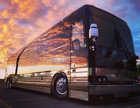 Bus Tour Aesthetic, Music Tour Bus Aesthetic, Tour Bus Aesthetic Band, Buss Aesthetic, Tour Bus Aesthetic, Tour Bus Interior, Booktok Journal, Julia Wolf, Bus Aesthetic