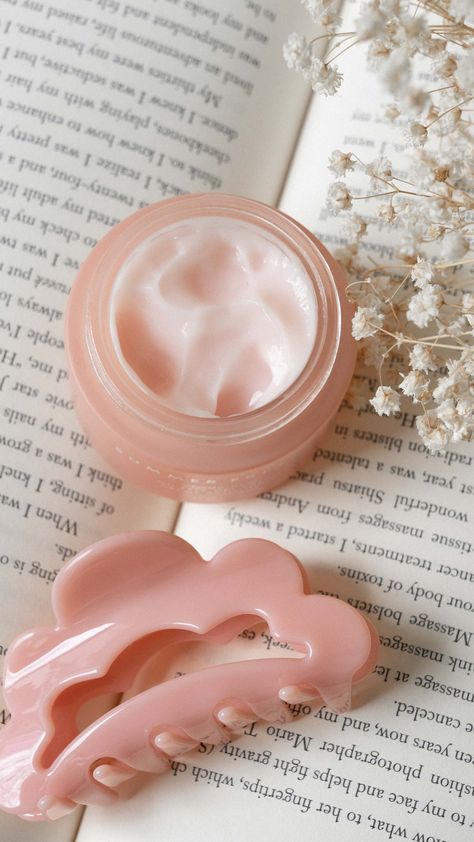 Spring Skincare Photography, Face Cream Photography Ideas, Skin Care Photo Ideas, Cosmetic Aesthetic Photography, Moisturiser Aesthetics, Beauty Cream Photography, Skin Care Photography Ideas, Face Cream Aesthetic, Moisturizer Photography