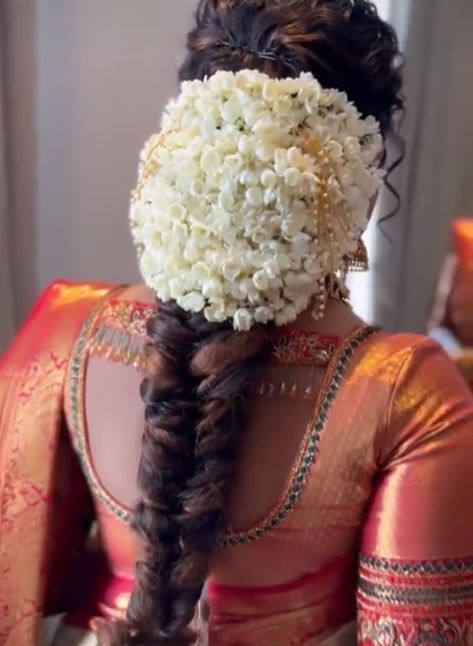 Bridal Bread Hairstyle, Jasmine Flower Braid, Hairstyle For Kerala Bride, Haïr Style For South Indian Bride, Bridal Messy Hairstyles, Kerala Bride Hairstyles With Flowers, Kerala Hairstyles For Saree, Kerala Wedding Hairstyles Hindus, Hindu Wedding Hairstyles