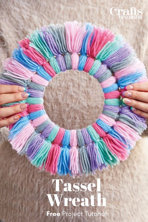 Diy Crafts With Yarn Easy, Yarn Christmas Wreath Diy, Wreath Ideas Year Round, Crafts To Do With Yarn, Summer Wreaths Diy, Yarn Crafts For Adults, Diy Yarn Wreath Tutorial, Yarn Wreath Diy, Tassel Wreath