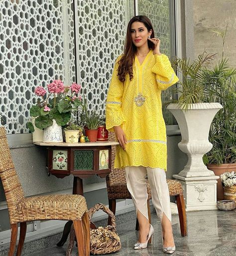 Short Kurti Designs, Printed Kurti Designs, Tulip Pants, Afghani Clothes, Designer Anarkali Dresses, Womens Pants Design, Lace Dress Design, Blouse Casual Fashion, Short Kurti