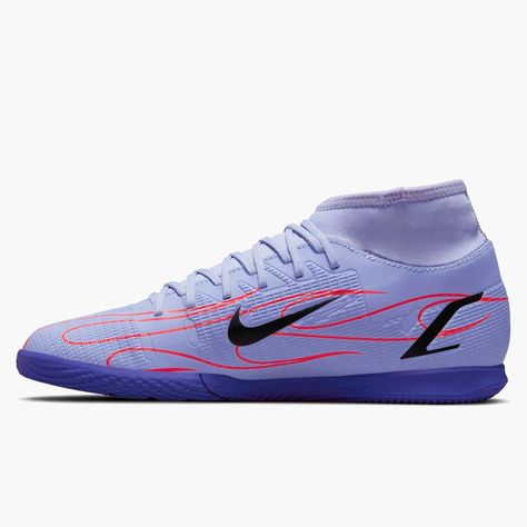 Zapatillas Fútbol Sala. Juega al fútbol como un auténtico profesional con las zapatillas de fútbol sala Nike Mercurial Superfly 8  de la colección de Kylian Mbappé. Velocidad en tus pies y óptimo control del balón gracias a su diseño con patrón texturizado Touch Textured . La media elástica envuelve el tobillo para brindarte ese plus de sujeción y estabilidad que buscas en tus regates. La suela exterior te permite jugar en pista indoor. Características:Tejido exterior texturizado Touch Textured. Futsal Shoes, Nike Mercurial, Color Rojo, Nike Cortez, Nike Cortez Sneaker, Sneakers Nike, Soccer, Pie, Nike