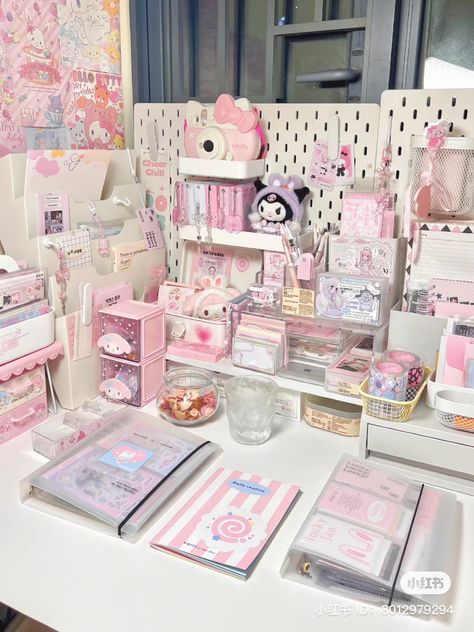 Aesthetic Study Desk, Kuromi Pink, Sanrio Room, Kawaii Room Ideas, Room Organisation, Study Desk Decor, School Pens, Arte Do Kawaii, Hello Kitty Rooms