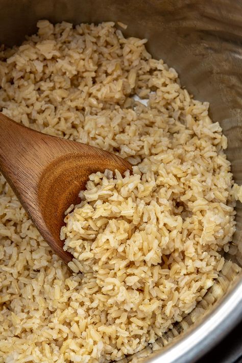 This foolproof Instant Pot brown rice is so easy and makes perfect, flavorful brown rice every time! #instantpot #pressurecooker #brownrice #healthyrecipes #healthysidedish #rice Flavorful Brown Rice, Pasta In Instant Pot, Pressure Cooker Brown Rice, Instant Pot Brown Rice, Instant Pot Rice, Rice On The Stove, Vegan Paleo Recipes, Brown Rice Pasta, Gluten Free Sides