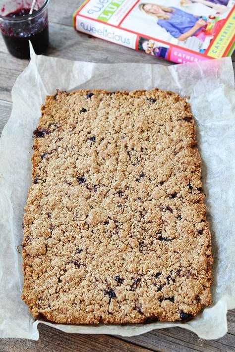 Nutrigrain Bar Recipe, Homemade Fruit Bars, Diy Granola Bars, Fruits With Protein, Fruit Bars Recipe, Bars Recipes Healthy, Cereal Bars Recipes, Baked Snacks, Jam Bars