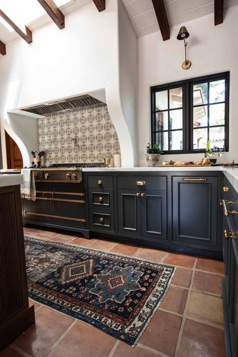 Kitchen Saltillo Tile, Spanish Tile Decor Interior Design, Spanish Kitchen Cabinet Colors, Black Kitchen Terracotta Floor, Spaniard Kitchen, Spanish Galley Kitchen, Red Clay Tile Floor, Spanish Style Flooring, Mexican Modern Kitchen