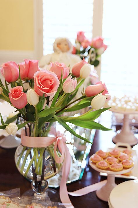 baby shower centerpiece for baby girl Pink Baby Shower Decorations, Fiesta Shower, Girl Baby Shower Centerpieces, Boy Baby Shower Ideas, Baby Shower Table, Fiesta Baby Shower, Baby Shower Flowers