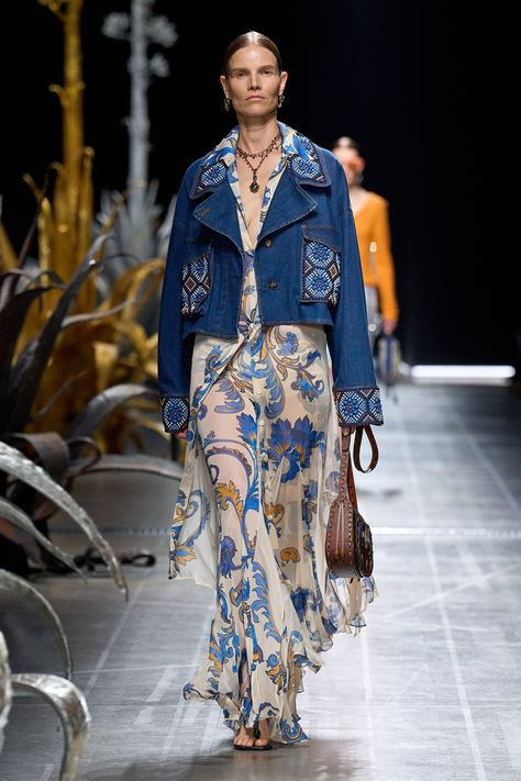 Etro Spring 2025 Ready-to-Wear https://www.vogue.com/fashion-shows/spring-2025-ready-to-wear/etro/slideshow/collection#16 Casual Chic Summer, What Is Fashion, Summer 2025, Spring 2025, Dad Sneakers, Eclectic Fashion, Spring Fashion Trends, Nyc Fashion, Be Real