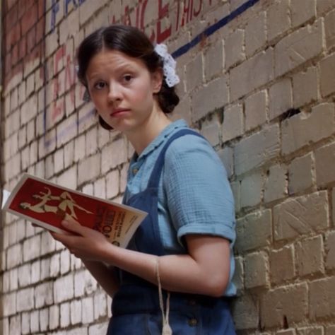 Pathetic Women, Pearl Movie, Pearl 2022, Ti West, Pearl Wallpaper, Horror Aesthetic, Mia Goth, X Movies, Goth Accessories