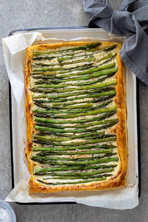 Cheesy puff pastry asparagus tart - Simply Delicious Cheesy Puff Pastry, Asparagus Garlic, Asparagus Tart, Whipped Ricotta, Thanksgiving 2022, Spring Dishes, Puff Pastry Tart, Tarte Fine, Cheese Tarts