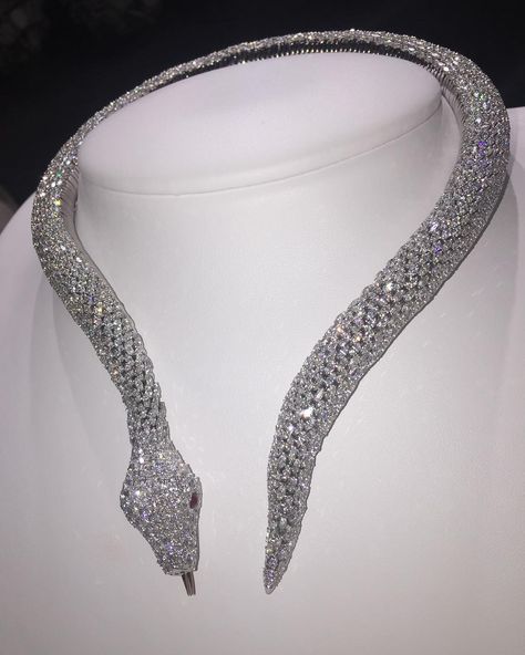 Snake diamond necklace #design#love#instagood#instadaily Snake Jewellery, Expensive Jewelry Luxury, Snake Jewelry, Snake Necklace, Dope Jewelry, Jewelry Fashion Trends, Necklace Design, Diamond Necklaces, Expensive Jewelry