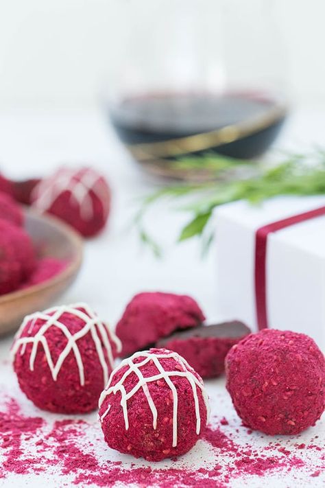 These red wine chocolate truffles are exquisite! The chocolate and berry flavors, in this no-bake dessert, match so well! Plus, this is a really easy chocolate truffle recipe to make. They're great for special parties or as a gift...or just for you! #Truffles #Redwine #Chocolate #Recipe Red Wine Truffles, Wine Truffles, No Bake Truffles, Truffle Recipes, Easy Truffles, Wine Chocolate, Homemade Truffles, Dessert Truffles, Peanut Butter Truffles