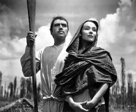 Dolores del Rio y Pedro Armendariz Mexico People, John Huston, Mexican Actress, Movie Shots, Mexican Culture, Music Film, Silent Film, Golden Age, Cinematography