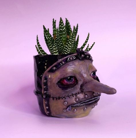 Creepy Clay Art Ideas, Goth Clay Projects, Gothic Clay Art, Trippy Clay Art, Horror Clay Art, Scary Ceramics Ideas, Weird Clay Art, Creepy Clay Art, Ash Tray Clay