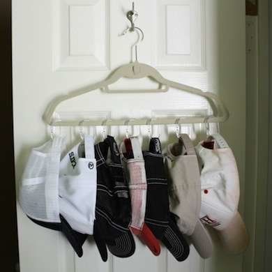 DIY Hat Organizer Diy Hat Storage, Organizing Hats, Hat Storage Ideas, Baseball Hat Storage, Hat Rack Ideas, Baseball Hat Racks, Diy Hat Rack, Cap Rack, Diy Bedroom Storage