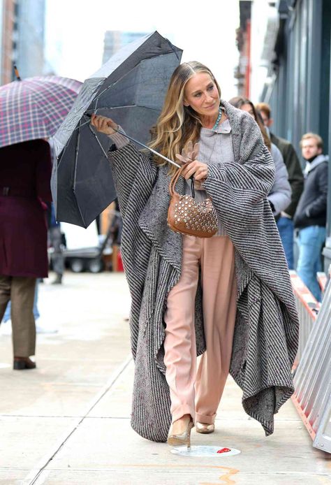 Sarah Jessica Parker Just Like That, Sarah Jessica Parker Now, Carrie Bradshaw Outfits And Just Like That, Carrie And Just Like That Outfits, Sarah Jessica Parker 2023, Sarah Jessica Parker Street Style 2023, And Just Like That Outfits Season 2, And Just Like That Outfits, Sarah Jessica Parker Outfits