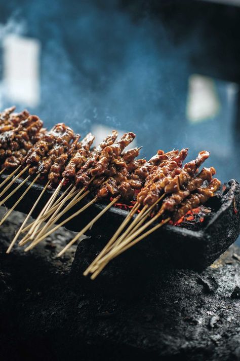 Chicken satay skewers with spicy peanut sauce (sate ayam) Nem Nuong, Satay Skewers, Chicken Satay Skewers, Masakan Malaysia, Satay Recipe, Peanut Sauce Recipe, Kecap Manis, Spicy Peanut Sauce, Asian Street Food