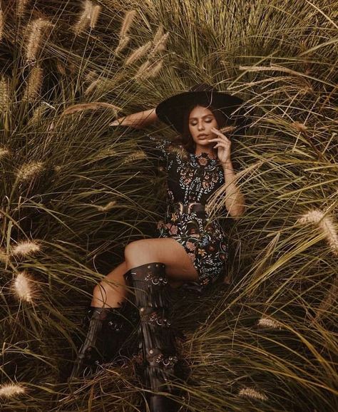 Bohemian Photoshoot, Shooting Pose, Nima Benati, Boho Photoshoot, Look Boho Chic, Nature Photoshoot, Summer Photoshoot, Outdoor Photoshoot, Fall Photoshoot