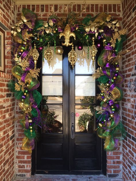 Mardi Gras Front Door Mardi Gras Diy, Mardi Grad, Madi Gras, Mardi Gras Party Decorations, Mardi Gras Wedding, Front Door Decorations, Mardi Gras Centerpieces, Mardi Gras Crafts, Mardi Gras Food