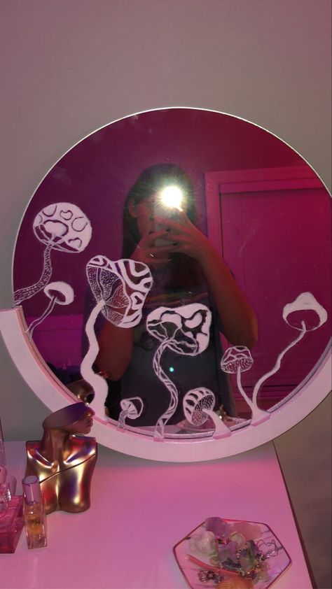 #mushroom #mirror #paintedmirror #aesthetic #painting Mirror Art Aesthetic, Painted Mirrors Aesthetic, Drawings On Mirrors Ideas, Mirror Drawing Ideas Aesthetic, Mirror Painting Mushrooms, Things To Draw On Mirrors, Mushroom Mirror Painting, Things To Draw On Your Mirror, Aesthetic Mirror Painting Ideas