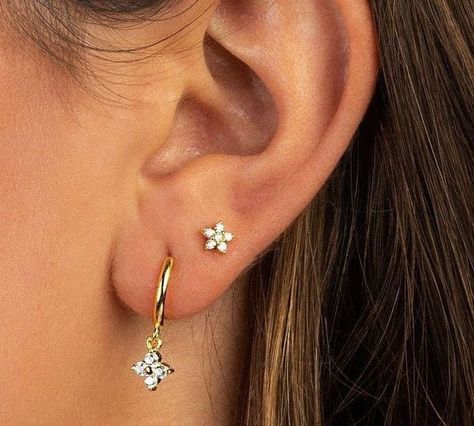 2nd Ear Piercing, First Piercing, Second Ear Piercing, Minimalist Ear Piercings, Ear Piercing Studs, Double Ear Piercings, Gold Huggie Hoop Earrings, Ear Lobe Piercings, Cool Ear Piercings