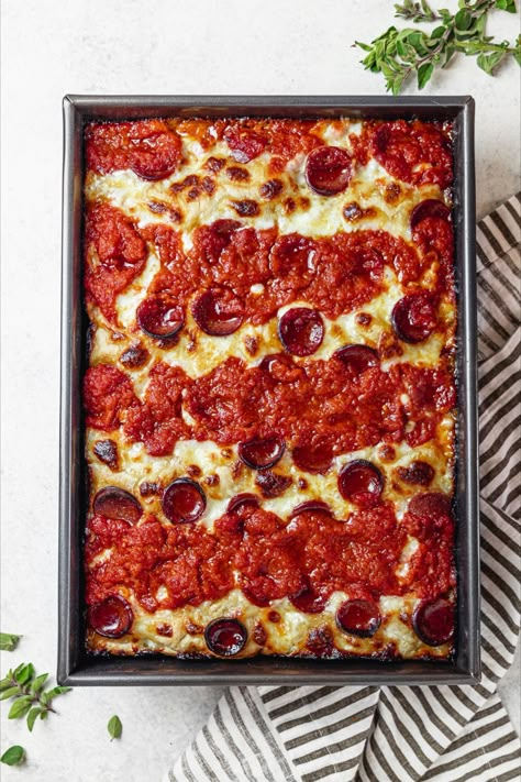 Detroit Pizza Recipe, Detroit Style Pizza Recipe, Detroit Style Pizza, Detroit Pizza, Deep Dish Pizza Recipe, Square Pizza, Supreme Pizza, New Pizza, Pizza Recipes Homemade