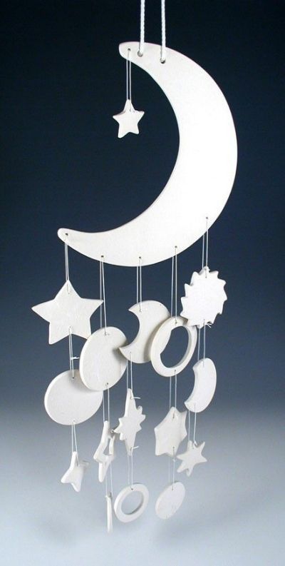 Wind chimes Crafts Recycled, Baby Mobil, Diy Tumblr, The Moon And Stars, Pot Crafts, Tanah Liat, Altered Bottles, Salt Dough, Ramadan Decorations