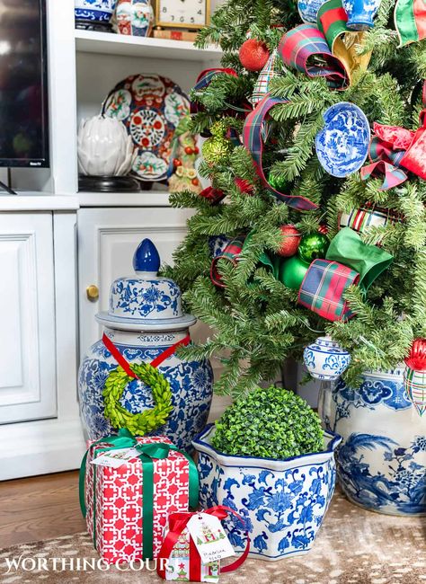 Blown Glass Christmas Tree, Christmas Diy With Ornaments, Preppy Christmas Living Room, Blue White Chinoiserie Christmas, Christmas Chinoiserie Decor, Southern Living Christmas Decorations, Tartan Plaid Christmas Tree Ideas, Traditional Christmas Decorations Ideas, Chinoiserie And Tartan Christmas