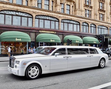 Rolls Royce Limo, Rolls Royce Limousine, Rolls Royce Black, Futuristic Vehicles, Cool Truck Accessories, Jeezy, Armored Truck, Top Luxury Cars, Rolls Royce Phantom