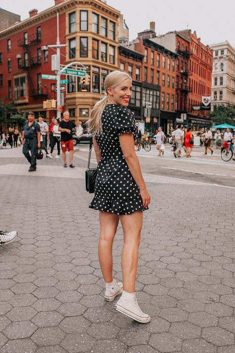 Polka Dot Dress Outfit Summer, New York City Outfits Summer, Polka Dot Dress Outfit, Dress With Converse, Summer City Outfits, New York Outfit, Pretty Little Dress, Summer City, Body Con Dress Outfit