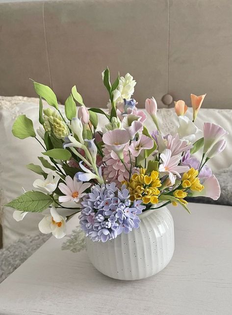 Spring Time Floral Arrangements, Ceramic Flower Arrangement, Polymer Clay Flower Bouquet, Ceramic Flower Bouquet, Oc Hobbies, Ceramic Bouquet, Flower Vase Clay, Polymer Clay Home Decor, Clay Flower Bouquet