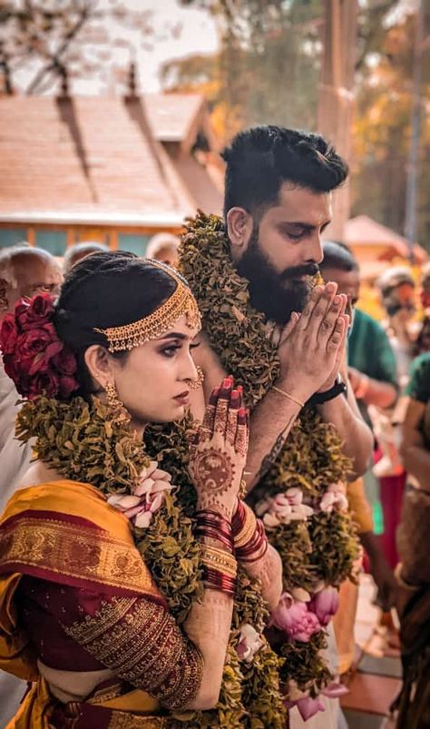 South Indian Wedding Inspiration, Period Ceremony, Tamil Temple Wedding, South Indian Couple Aesthetic, Kerala Temple Wedding, Kerala Hindu Wedding Photos, South Indian Couple Wedding, Hindu Wedding Aesthetic, Temple Wedding Indian