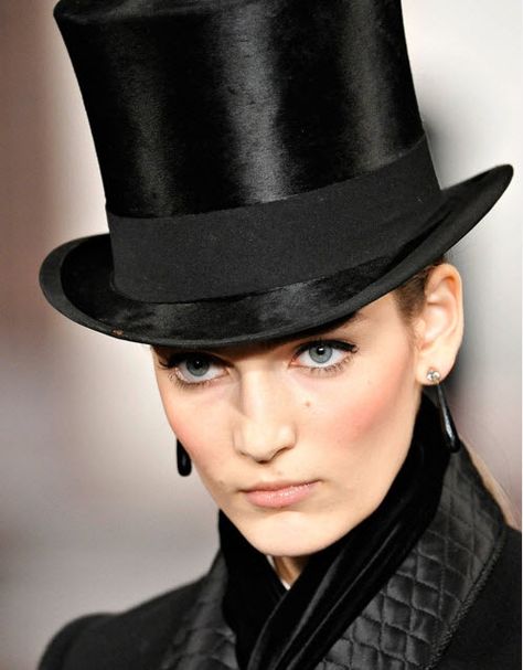 sexy riding hat English Hats, Equestrian Chic, Ralph Lauren Fall, Crazy Hats, Riding Hats, Love Hat, Pierre Balmain, Ralph Lauren Collection, Beautiful Hats