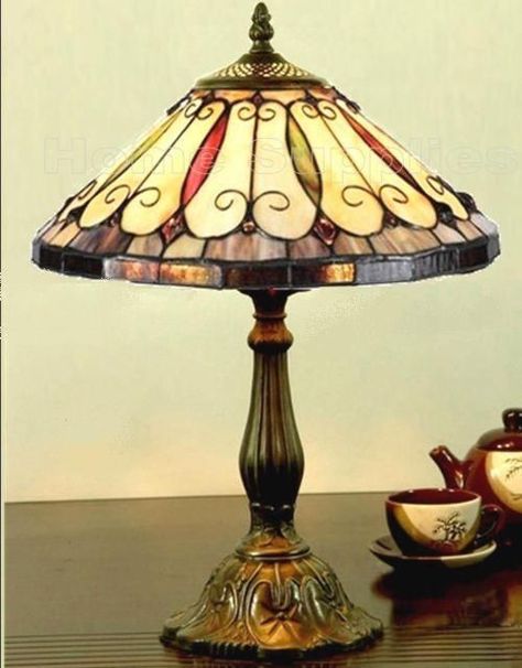 Living Room Types, Vintage Bedside Table, Tiffany Lighting, Antique Bedroom, Tiffany Style Table Lamps, Tiffany Style Lamp, Beautiful Table Lamp, Tiffany Table Lamps, Lounge Lighting