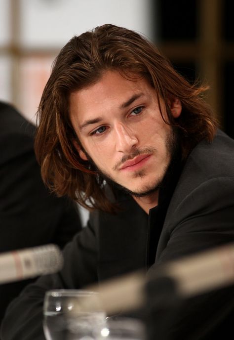 He's so fine...that handsome boy over there, the one w/the wavy hair. Gaspard Ulliel Man With Long Hair, Gaspard Ulliel, Mens Hairstyles Medium, Men's Long Hairstyles, Short Hairdos, Auburn Hair, Long Hair Styles Men, Undercut, Layered Hair