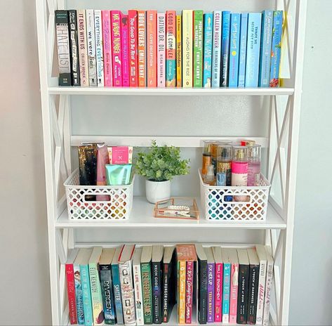 Book Shelf Ideas Bedroom Aesthetic, Preppy Bookshelf Decor, Danish Pastel Bookshelf, Preppy Room Shelves, Preppy Shelves Decor, Preppy Shelf Ideas, Book Shelf Ideas Apartment, Preppy Shelves, Bookshelves In Bedroom Ideas