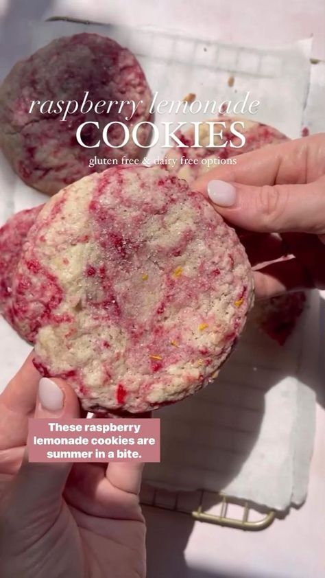 Raspberry Lemonade Cookies, Lemonade Cookies, Cookies Summer, Easy Baking Recipes Desserts, Raspberry Lemonade, Tasty Baking, Healthy Sweets Recipes, Baked Dessert Recipes, Food Drinks Dessert