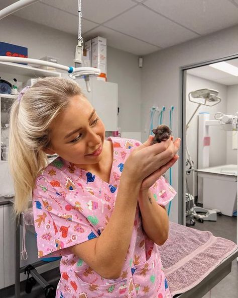 Vet Career Aesthetic, Vet Life Aesthetic, Pink Veterinarian Aesthetic, Vetinary Nurse Aesthetic, Vet Uniform, Vet Outfit, Vet Tech Pictures, Vet Nursing, Vet Assistant Scrubs