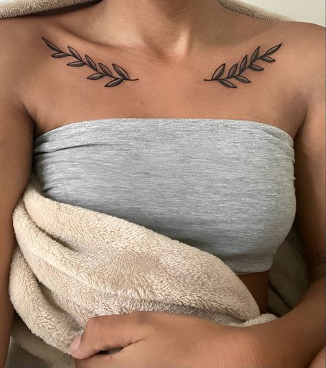 50 Gorgeous Minimalist Tattoos To Level Up Your Feminine Grace - Beauty, Fashion, Lifestyle and Trending Collar Tattoo, Collarbone Tattoo, Bone Tattoos, Spine Tattoos For Women, Tattoo Hand, Inspiration Tattoos, Pretty Tattoos For Women, Unique Tattoo Designs, Classy Tattoos