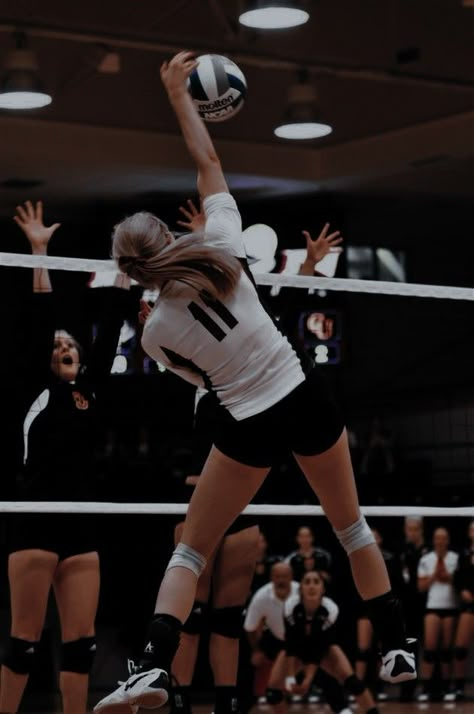 Volleyball Images, Woman Athlete, Volleyball Photography, Volleyball Wallpaper, Volleyball Photos, Volleyball Poses, Volleyball Inspiration, Volleyball Tips, Sport Volleyball