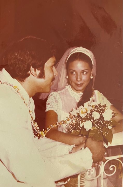 1960 Wedding Photos, 70s Wedding Pictures, Vintage Mexican Wedding Photos, 1970s Aesthetic Wedding, Old Wedding Pictures, 1970s Wedding Photos, Vintage Wedding Photos 1950s, 70’s Wedding Dress, 70s Wedding Photos