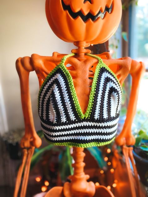 Amazing Free Crochet Pattern Bralette Designs Ideas 2023 Halloween Crochet Top, Beetlejuice Crochet, Crochet Halter Neck Top, Crochet Spooky, Neon Crochet, Spooky Crochet, Crochet Bralette Top, Top A Crochet, Bra Organization