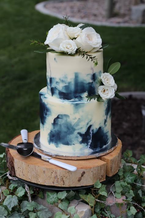 Navy Blue Cake Design, Blue And Silver Cake Ideas, Dark Blue And White Cake, Midnight Blue Cake Birthday, Navy Blue And White Cake, Simple Wedding Cake Navy Blue, Midnight Blue Wedding Cake, Midnight Blue Cake, Navy Blue Marble Cake