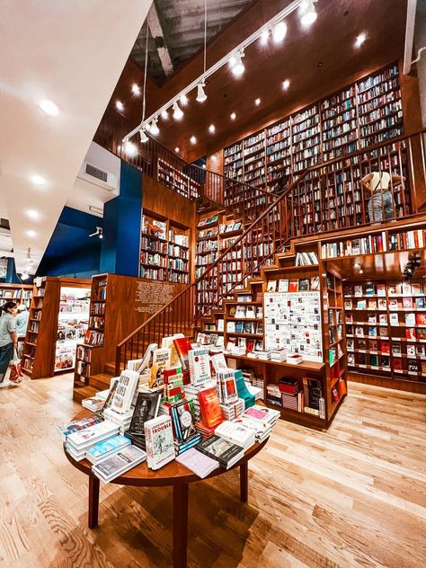 Most Beautiful Bookstores, New York Bookshop, New York Bookstore Aesthetic, Best Book Stores In Nyc, Books Set In New York City, Bookstores In New York City, Cute Bookstore Ideas, Strand Bookstore New York, Bookstores In Nyc